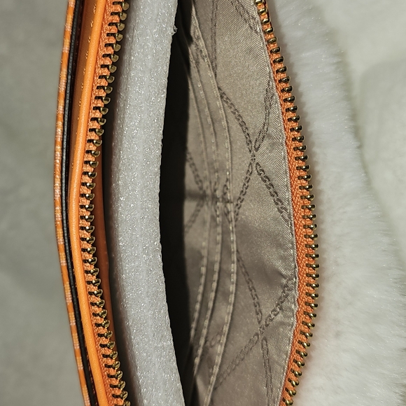 Michael Kors Jet Set Large Wristlet - Picture 5 of 7